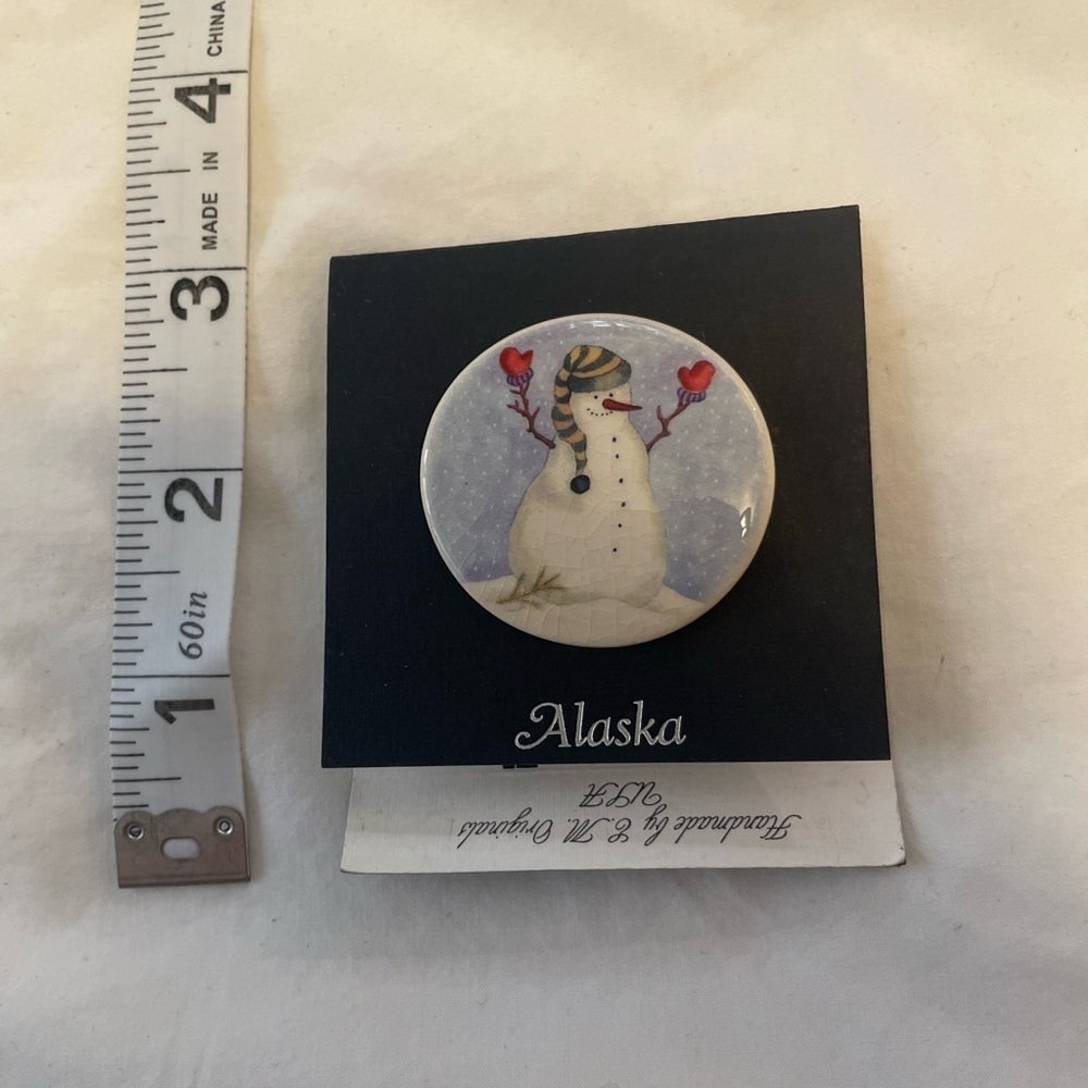 Handcrafted vintage Christmas snowman pin. - Picture 2 of 4